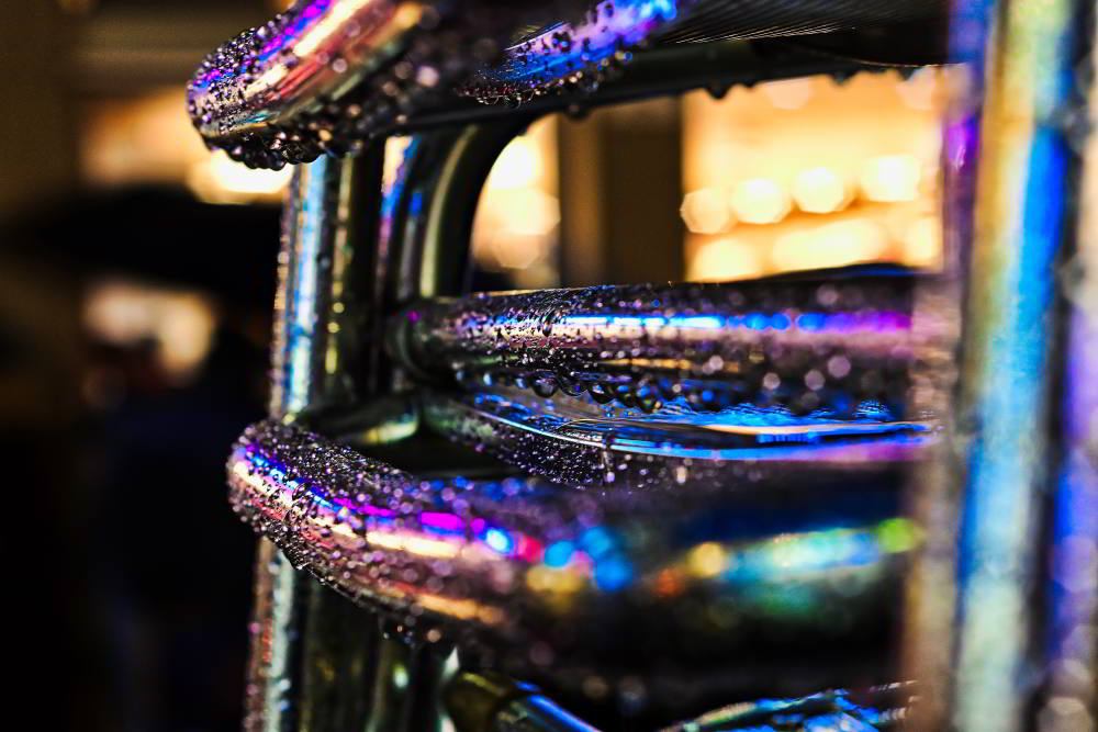Foto: © Werner Pietschmann Metallstühle im Regen