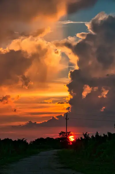 Wolkenreicher Sonnenuntergang